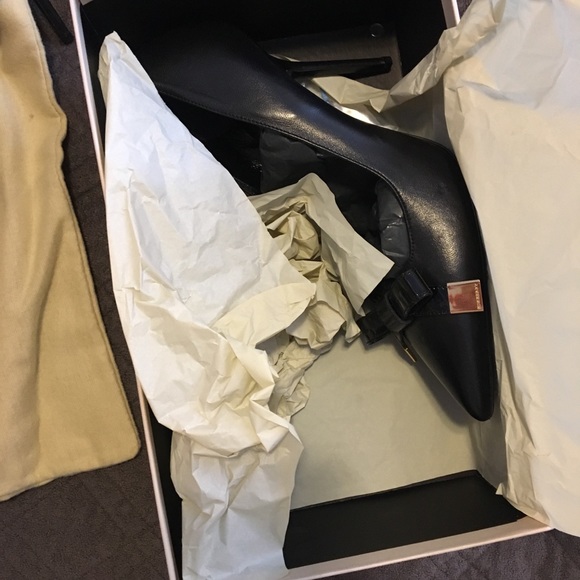 Burberry pumps NWOT - Picture 3 of 8